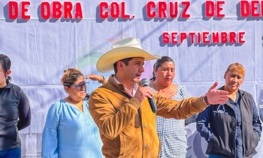 Construye-Rodolfo-Noguez-andador-con-alumbrado-en-La-Cruz-de-Dendho