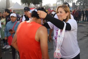 Ana Muñiz lidera carrera con causa en San Mateo Atenco