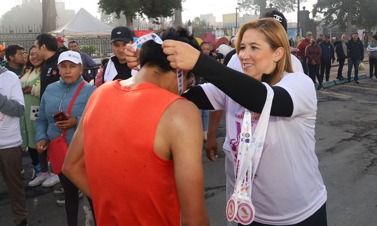 Ana Muñiz lidera carrera con causa en San Mateo Atenco
