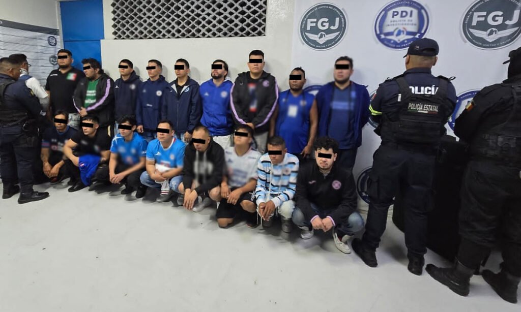 Ataque grupal en Neza termina con 17 detenidos de barra de futbol