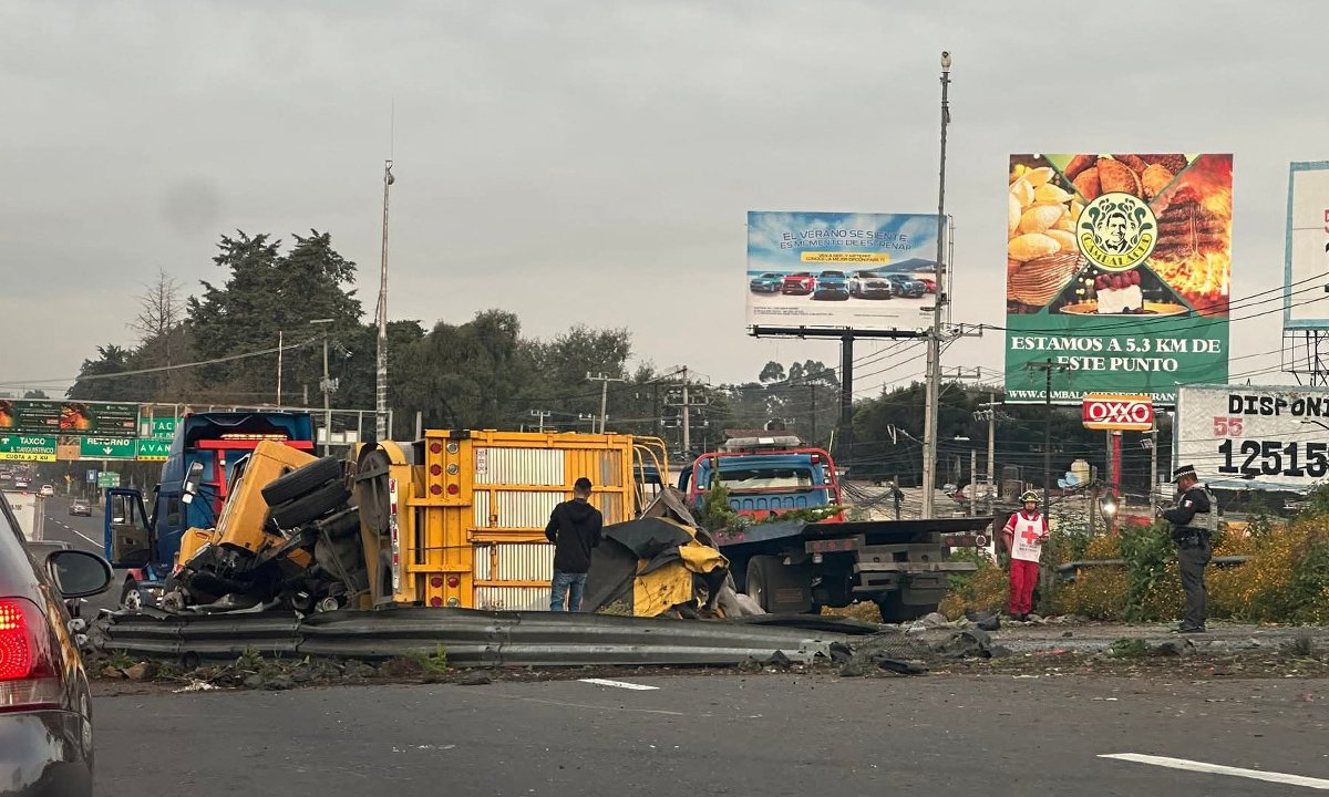 Camión volcado paraliza la México-Toluca