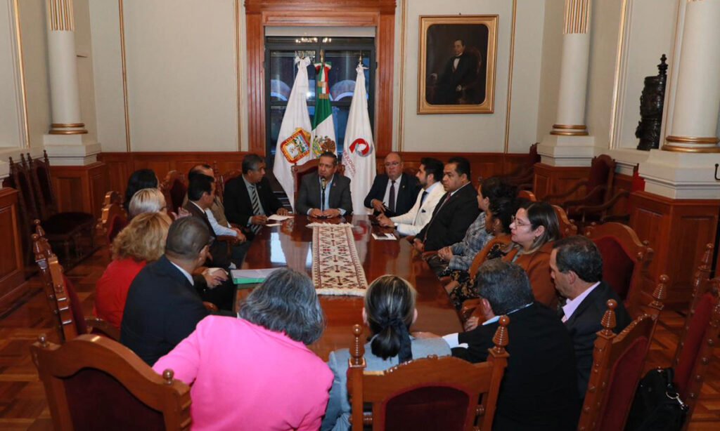 Más de 50 abogados se reúnen con el presidente del TSJEM