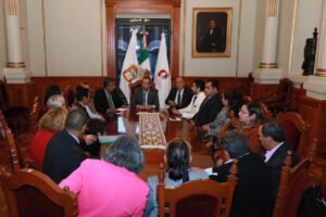 Más de 50 abogados se reúnen con el presidente del TSJEM