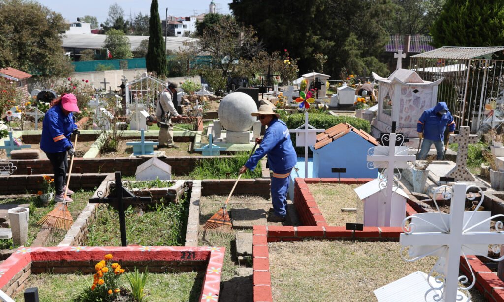 Panteones de Huixquilucan listos para recibir a las familias
