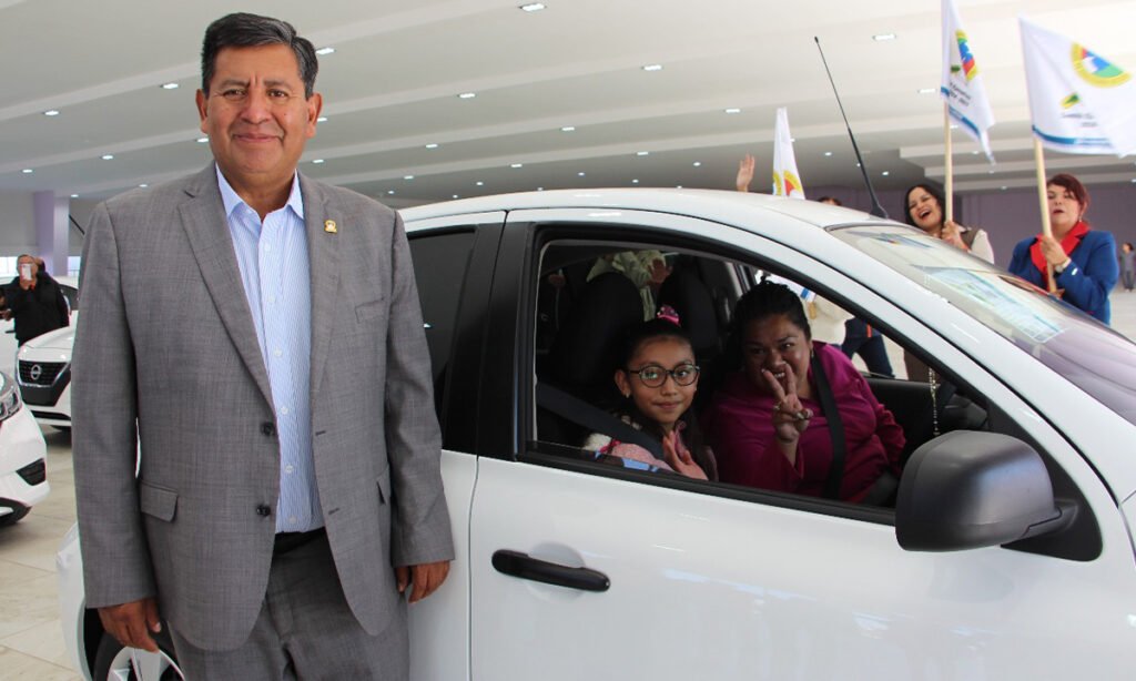 SMSEM-entrega-125-autos-a-maestros-del-Edomex