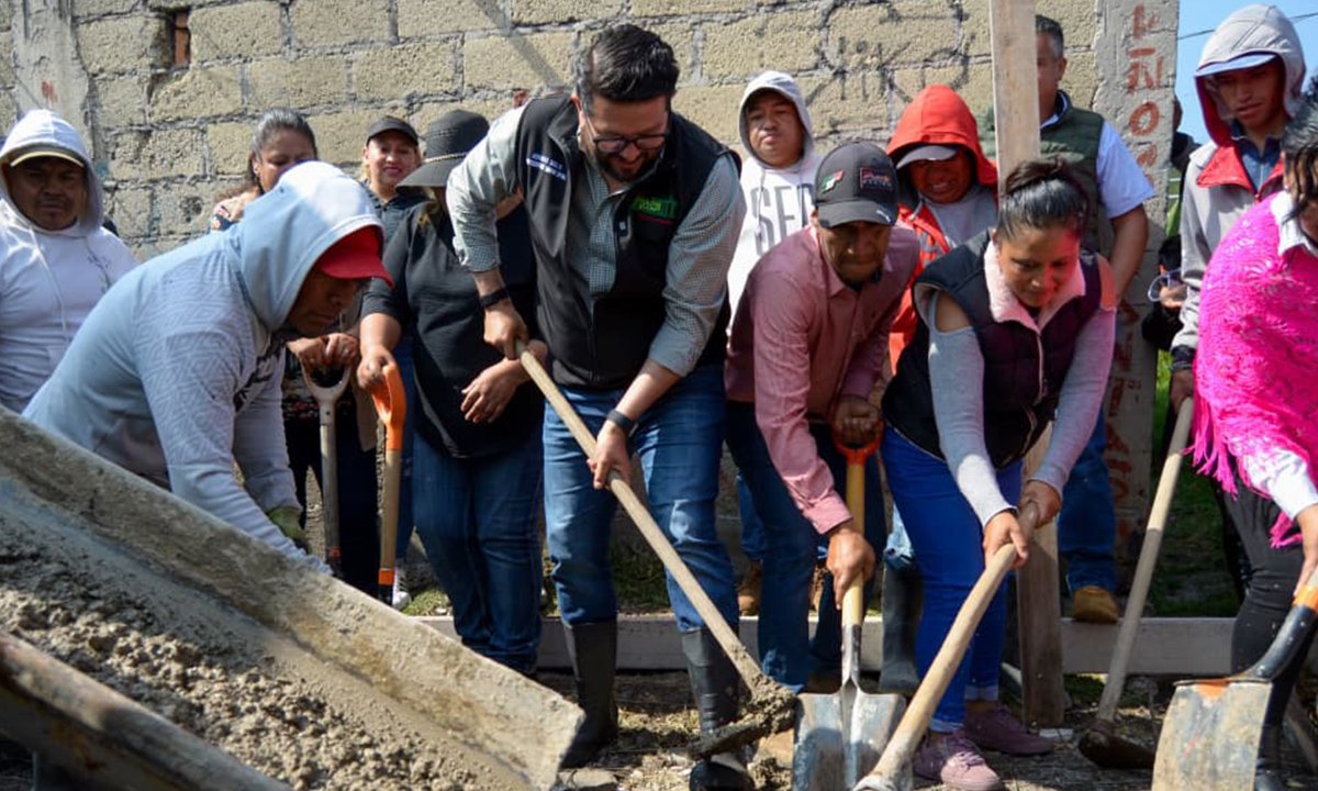 Adolfo Solís encementa camino en San Lorenzo Cuauhtenco, en Almoloya de Juárez