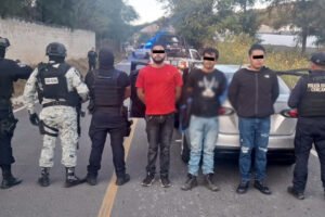 Detienen a tres hombres por robo violento de camioneta en Zumpahuacán