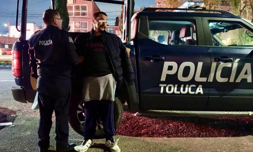 Hombre causa destrozos en panteón de Toluca y es detenido.