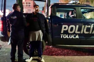 Hombre causa destrozos en panteón de Toluca y es detenido.