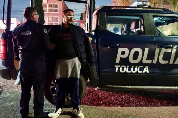 Hombre causa destrozos en panteón de Toluca y es detenido.