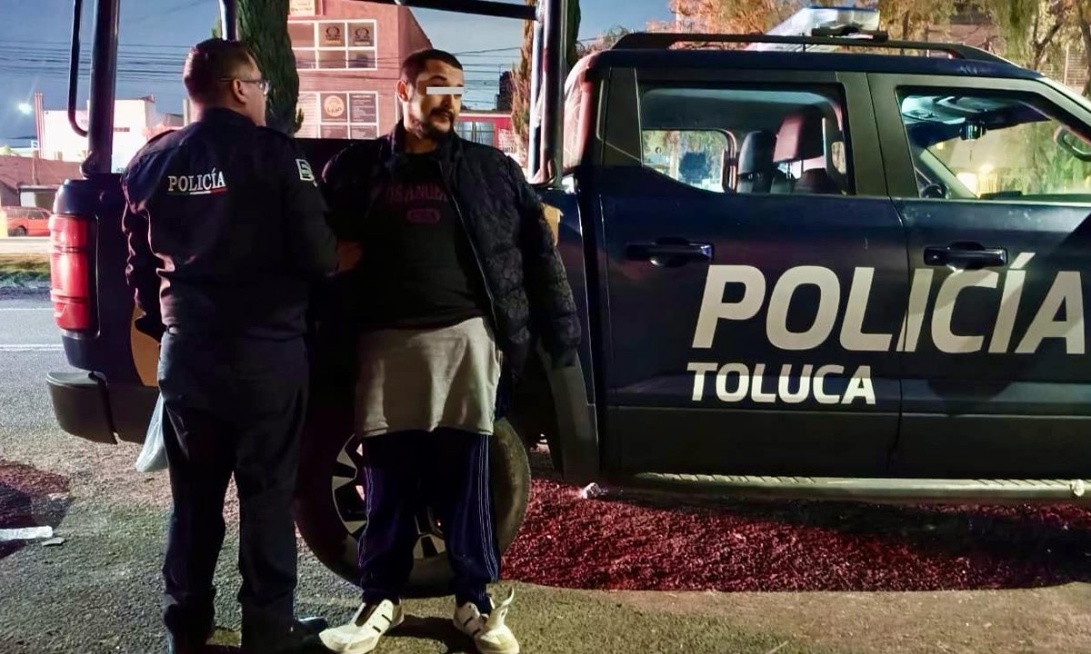 Hombre causa destrozos en panteón de Toluca y es detenido.