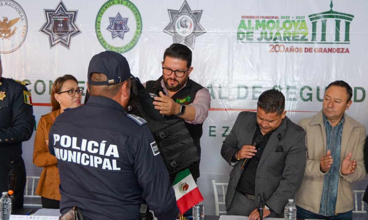 Policía-de-Almoloya-de-Almoloya-de-Juárez-recibe-equipo-táctico-y-bono