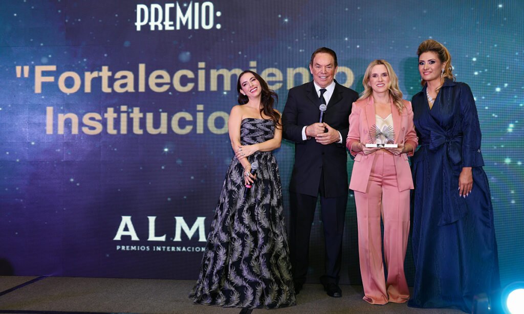 Romina Contreras recibe premio internacional por programa ciudadano en Huixquilucan