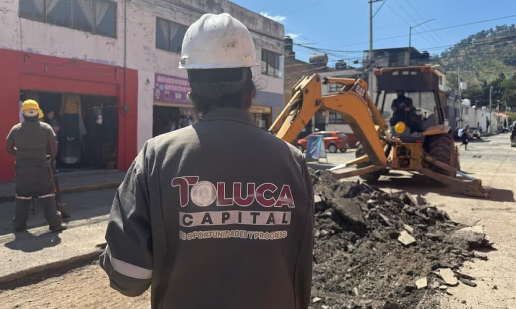 Se recuperan vialidades en Toluca con brigadas de bacheo