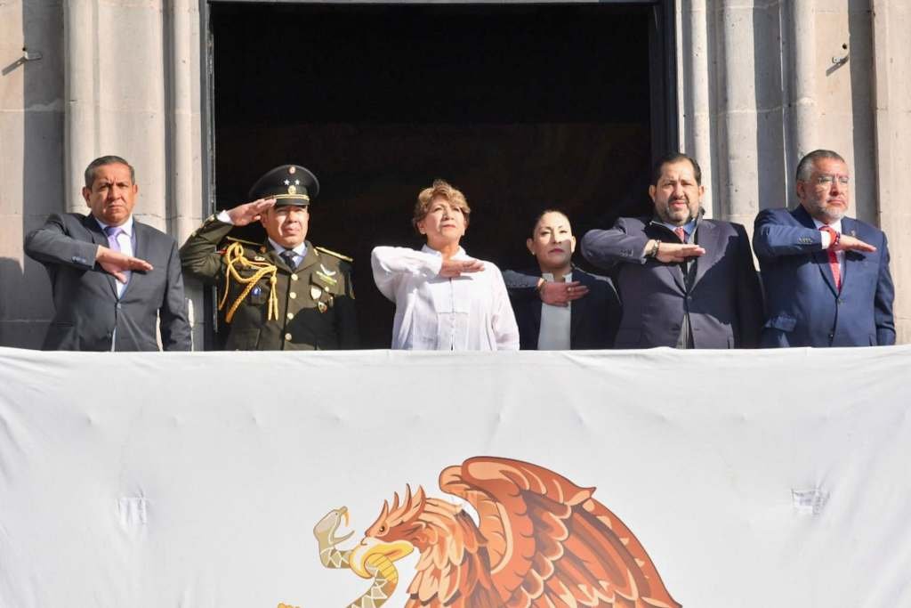 asisten diputados al desfile