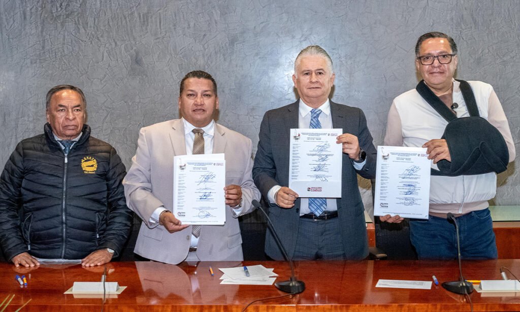 Alcalde Ricardo Moreno firma convenio salarial 2025 en Toluca