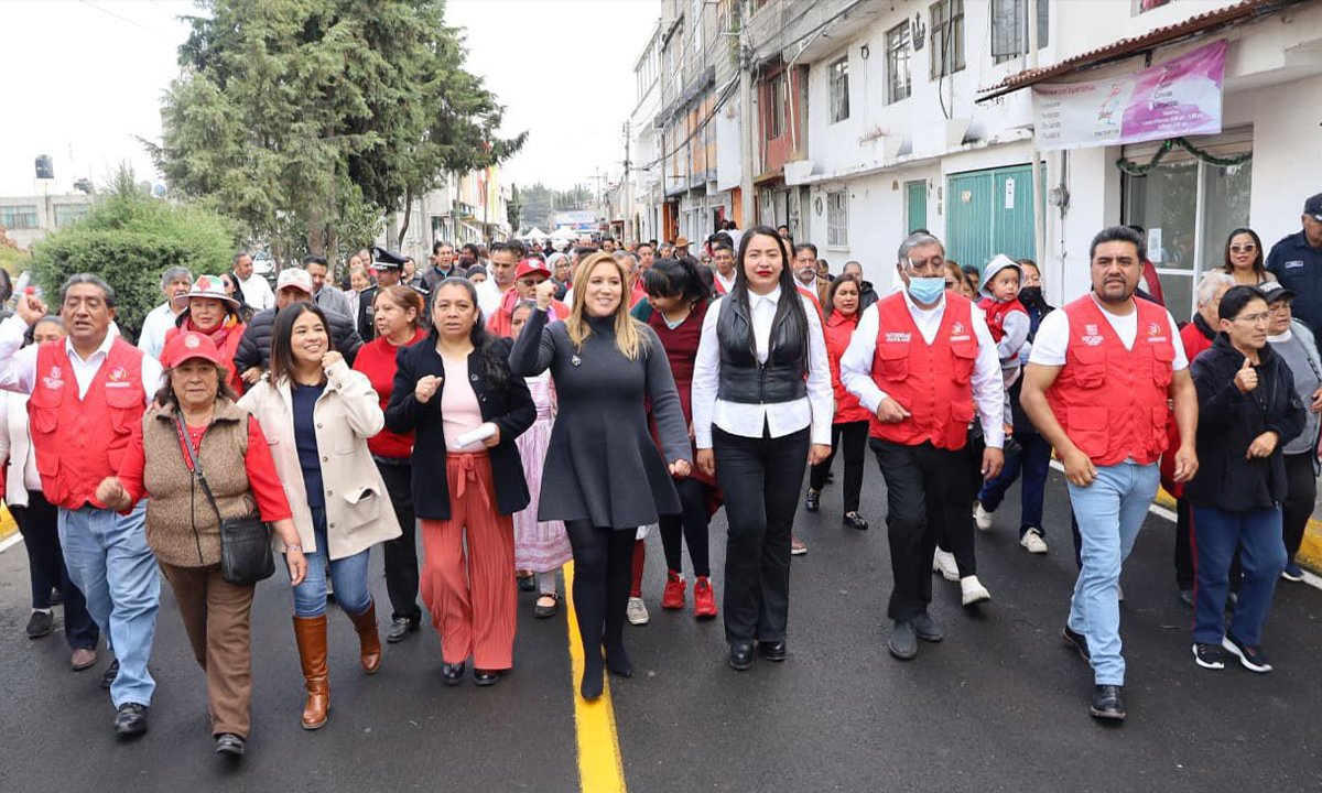 Ana Muñiz pavimenta calle Vicente Guerrero en San Mateo Atenco
