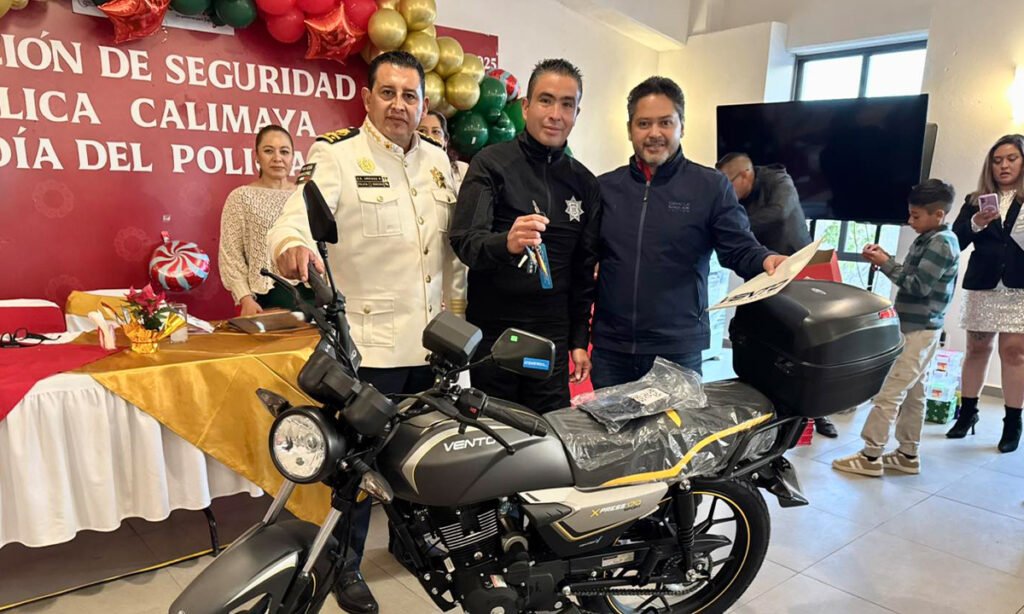 Calimaya celebra a su policía con apoyo económico para oficiales