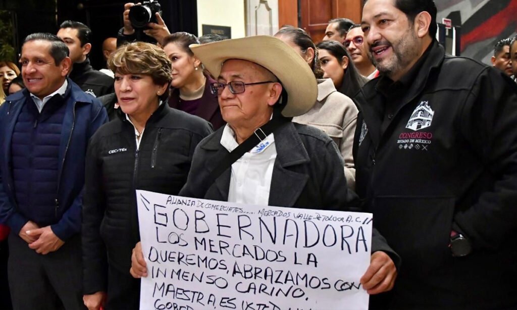 Congreso Edomex enciende su fachada navideña