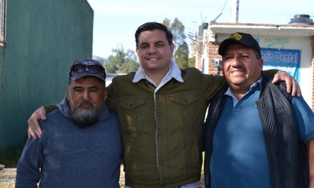 Diputado Carlos López Imm entrega planos para puente en Santiago Oxthoc