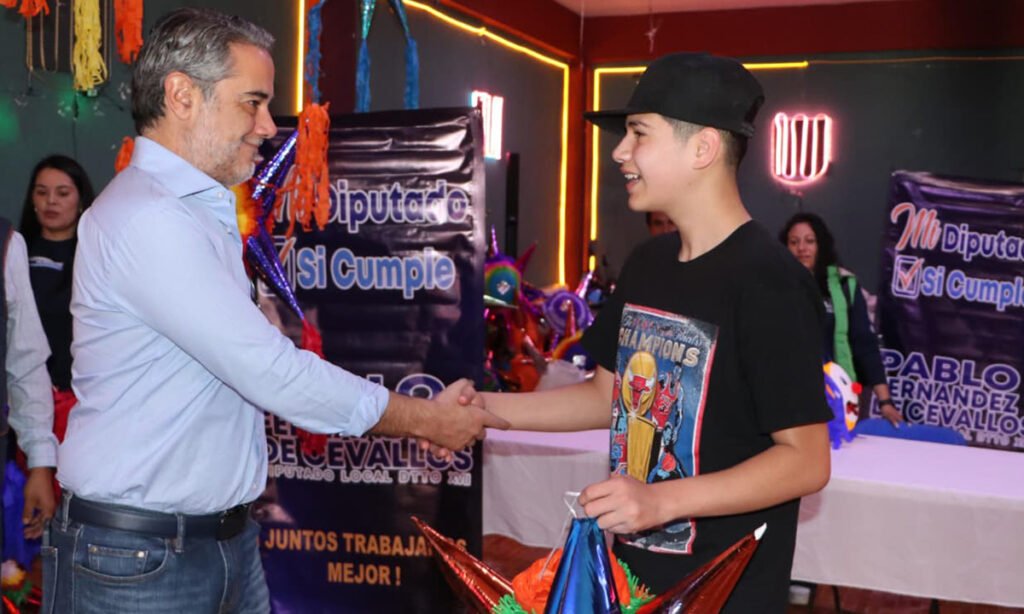 Fernández de Cevallos del PAN entrega piñatas en comunidades de Toluca