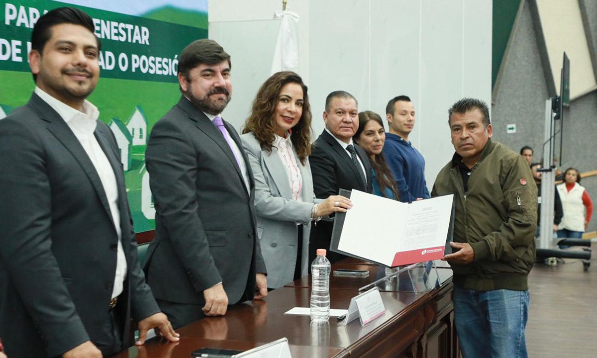 Más de 3 mil mexiquenses reciben títulos de propiedad en jornada de usucapión