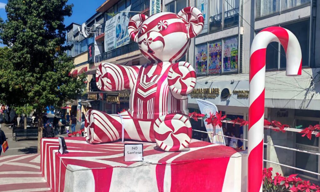 Pista de hielo y árbol gigante traen la Navidad a Toluca