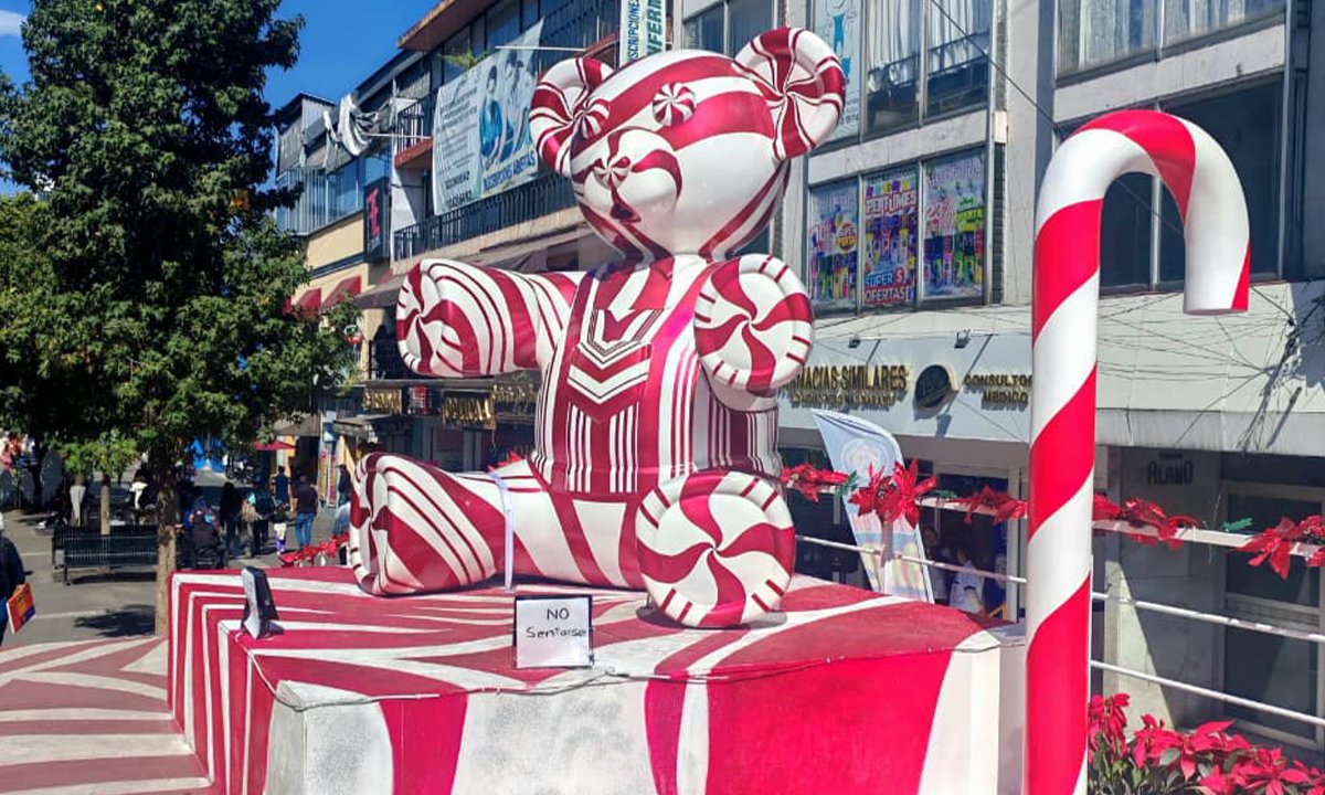 Pista de hielo y árbol gigante traen la Navidad a Toluca
