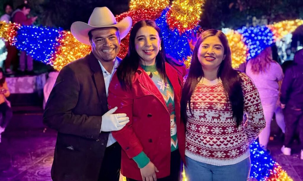 San Antonio la Isla enciende su Árbol Navideño