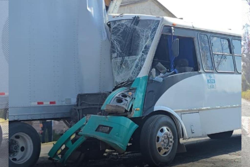 choque entre trailer y autobus