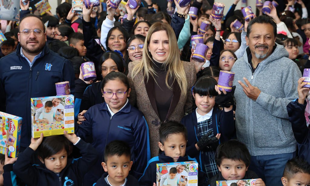 Celebra Huixquilucan Día de Reyes con entrega de juguetes