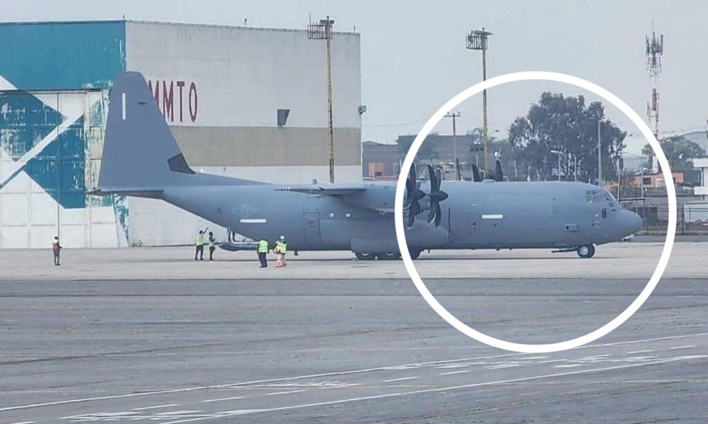 Avión militar de EE.UU. sorprende aterrizando en Toluca