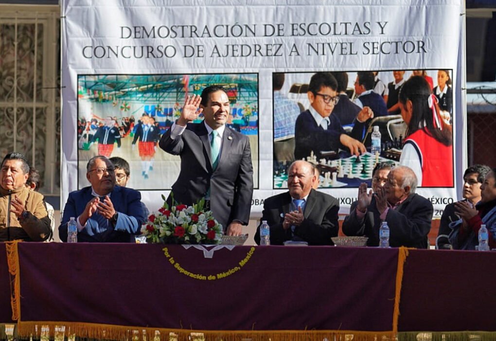 Enrique Vargas participa en actividades del Día de la Bandera en Huixquilucan