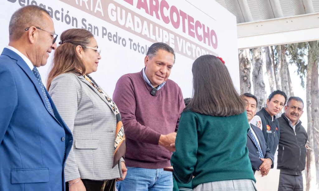 Más de 1,400 alumnos de Toluca cuentan con nuevas techumbres