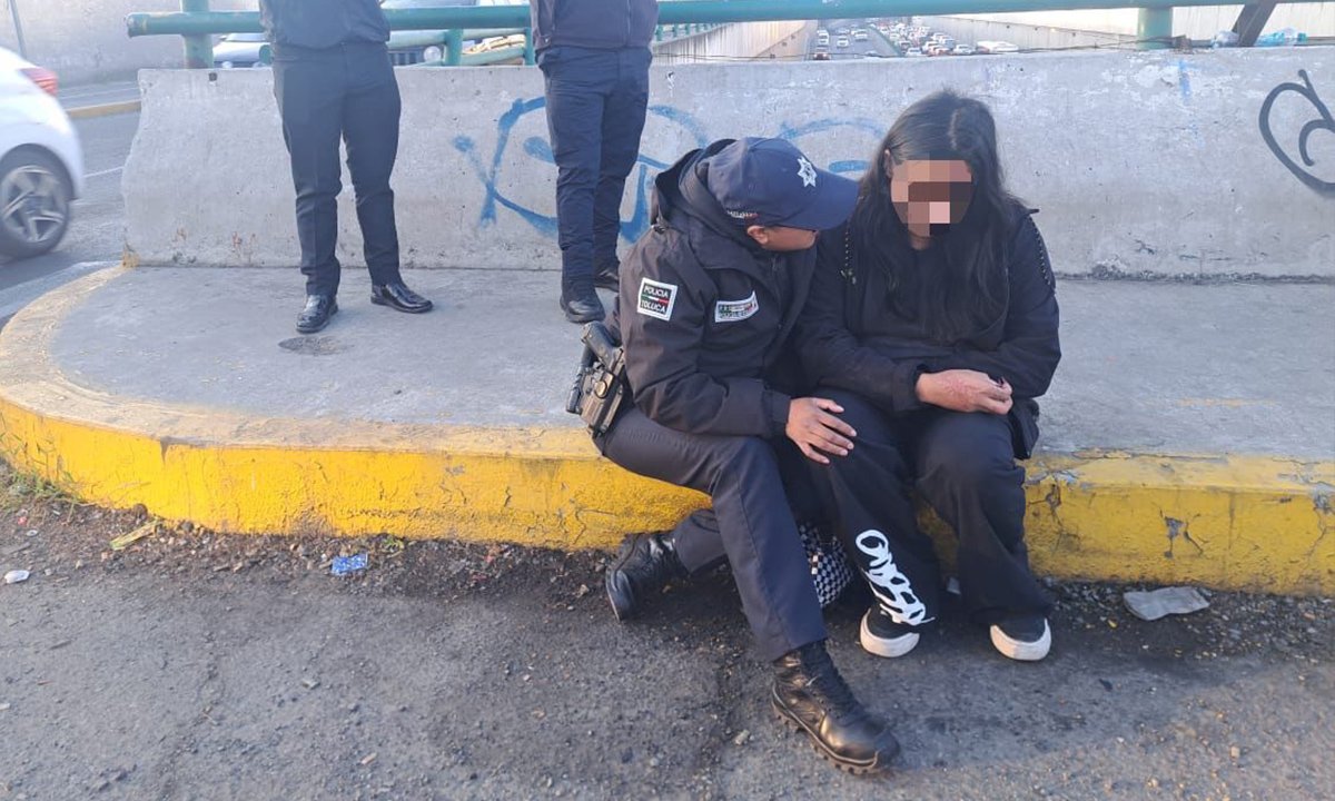 Policía de Toluca atiende a joven en crisis
