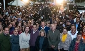 Ricardo Moreno entrega luminarias en San Buenaventura