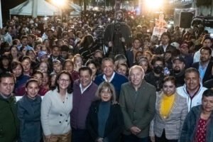 Ricardo Moreno entrega luminarias en San Buenaventura