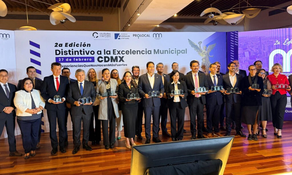 Alcalde Ricardo Moreno recibe premio por “Toluca se pone guapa”