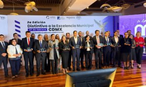 Alcalde Ricardo Moreno recibe premio por “Toluca se pone guapa”