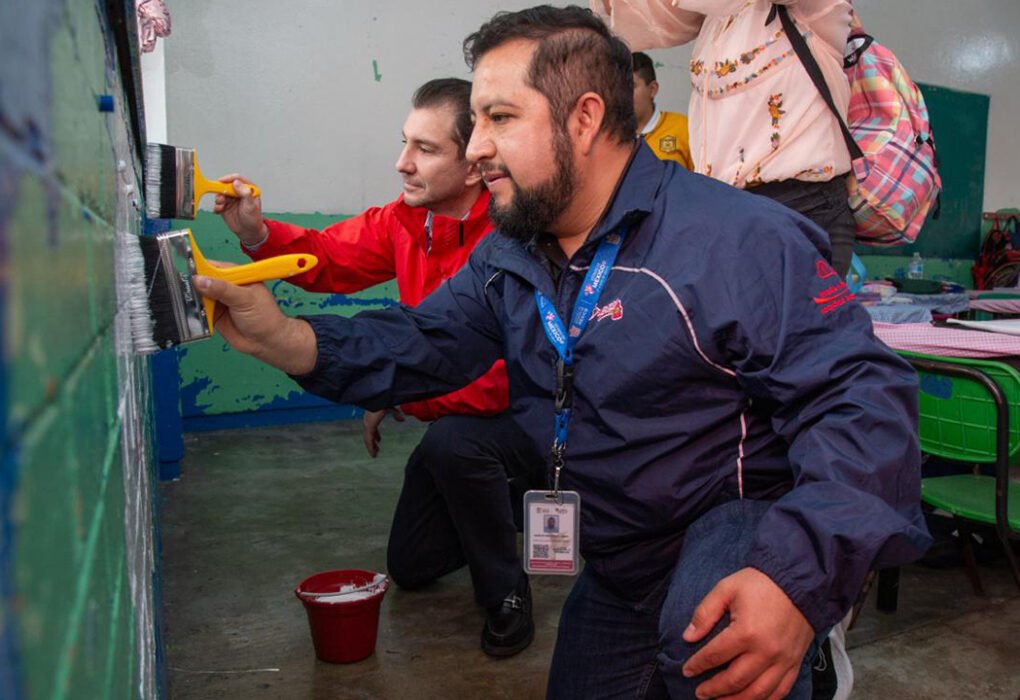 Diputado Elías Rescala entrega apoyos a primaria en Naucalpan