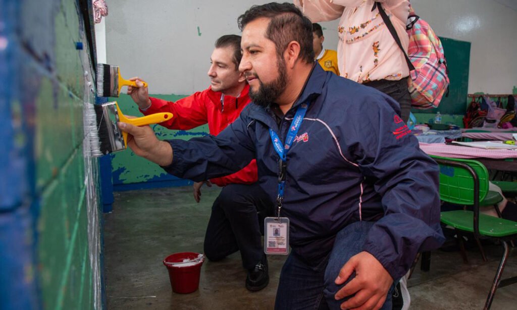 Diputado Elías Rescala entrega apoyos a primaria en Naucalpan