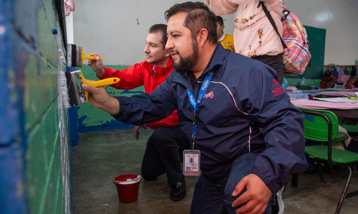 Diputado Elías Rescala entrega apoyos a primaria en Naucalpan