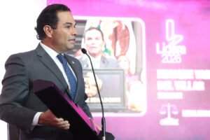 Enrique Vargas recibe el Premio Legislador del Año