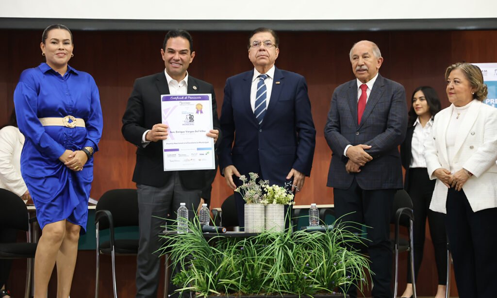 Enrique Vargas recibe el Premio Nacional a la Excelencia Municipal
