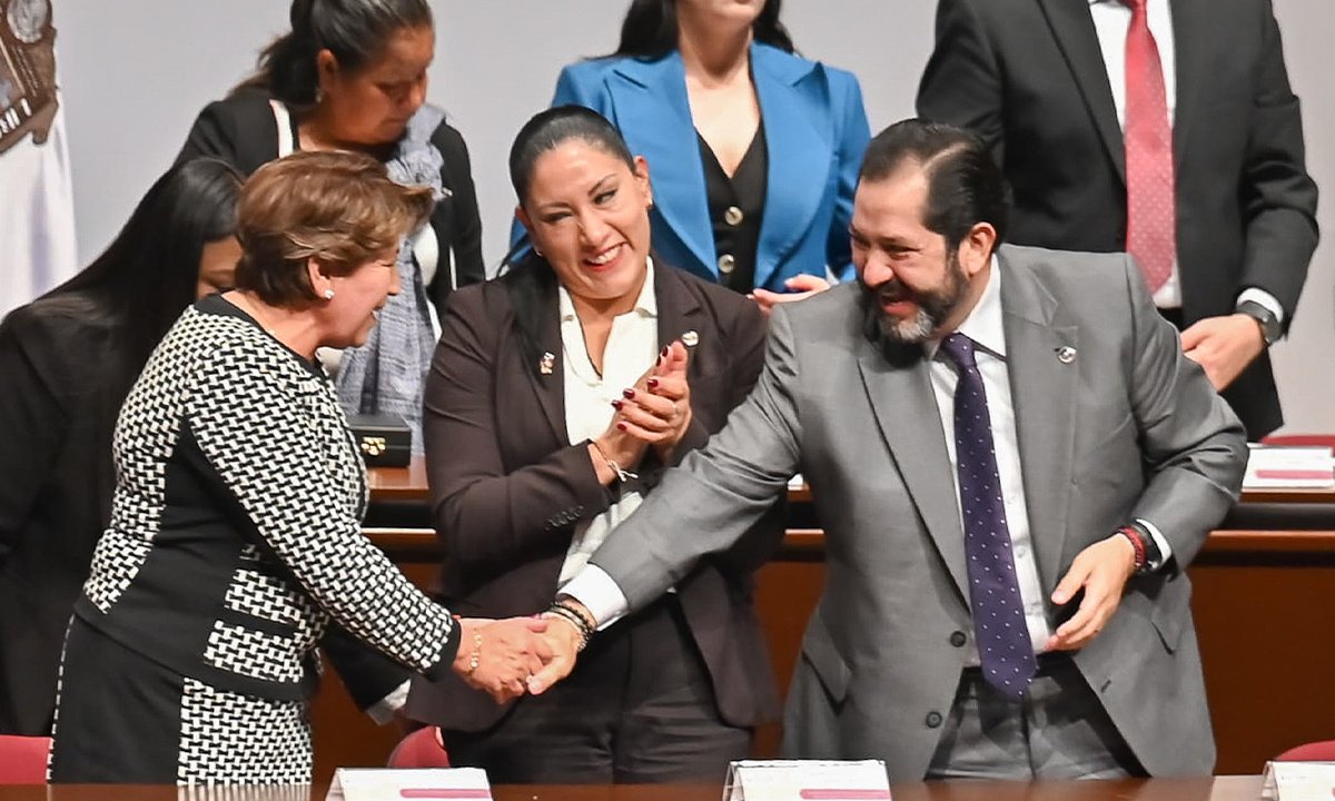 Legisladores participan en ceremonia por 202 años del Estado de México