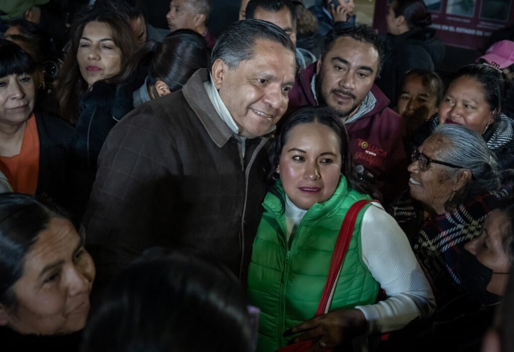 Toluca instala luminarias para tránsito seguro