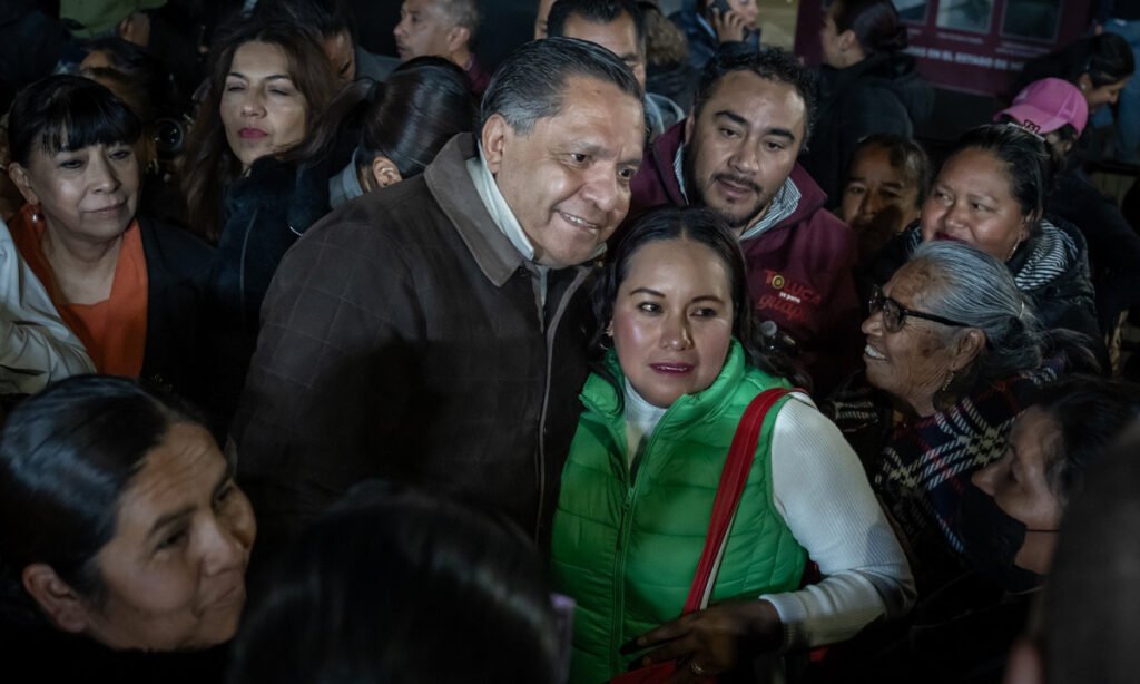 Toluca instala luminarias para tránsito seguro
