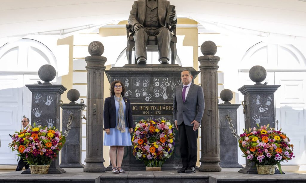 UAEMéx conmemora 220 años del nacimiento de Benito Juárez