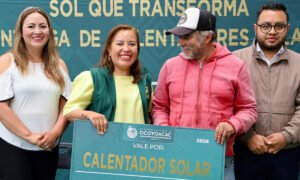 Alcaldesa Nancy Valdez entrega 50 calentadores solares en Ocoyoacac