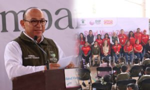 Entrega Manuel Vilchis lentes a estudiantes de primaria en Zinacantepec